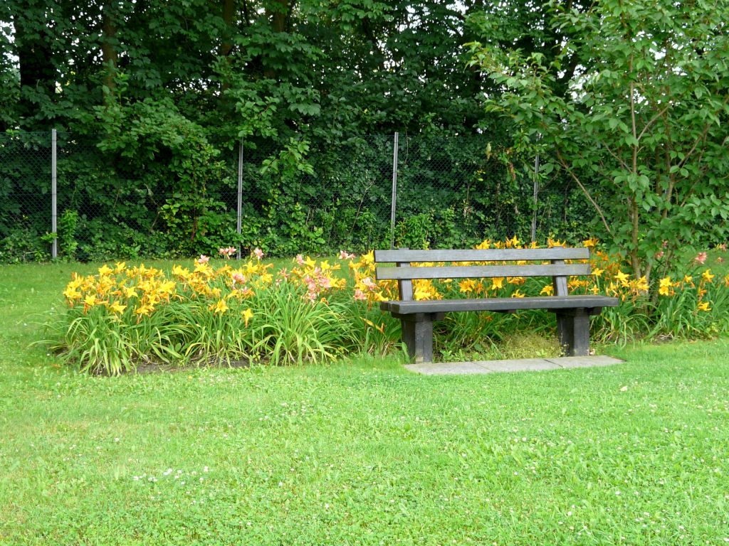 Jednoduché a účelné zvýraznění laviček v parku