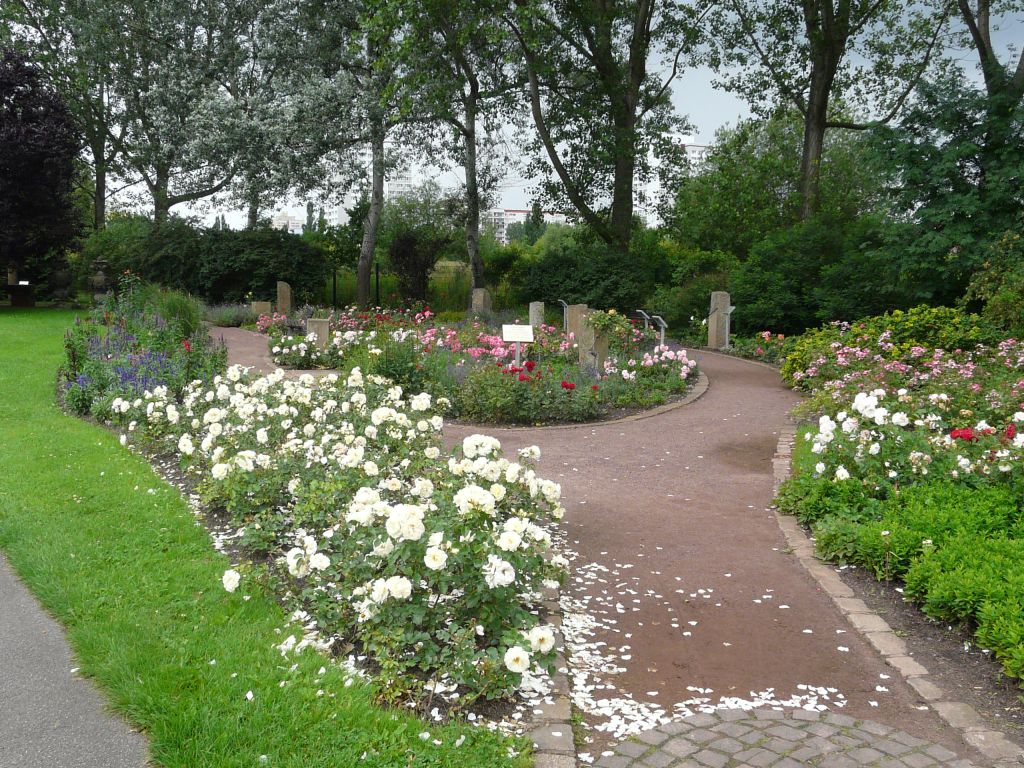 Kvetoucí parková úprava s převahou růží