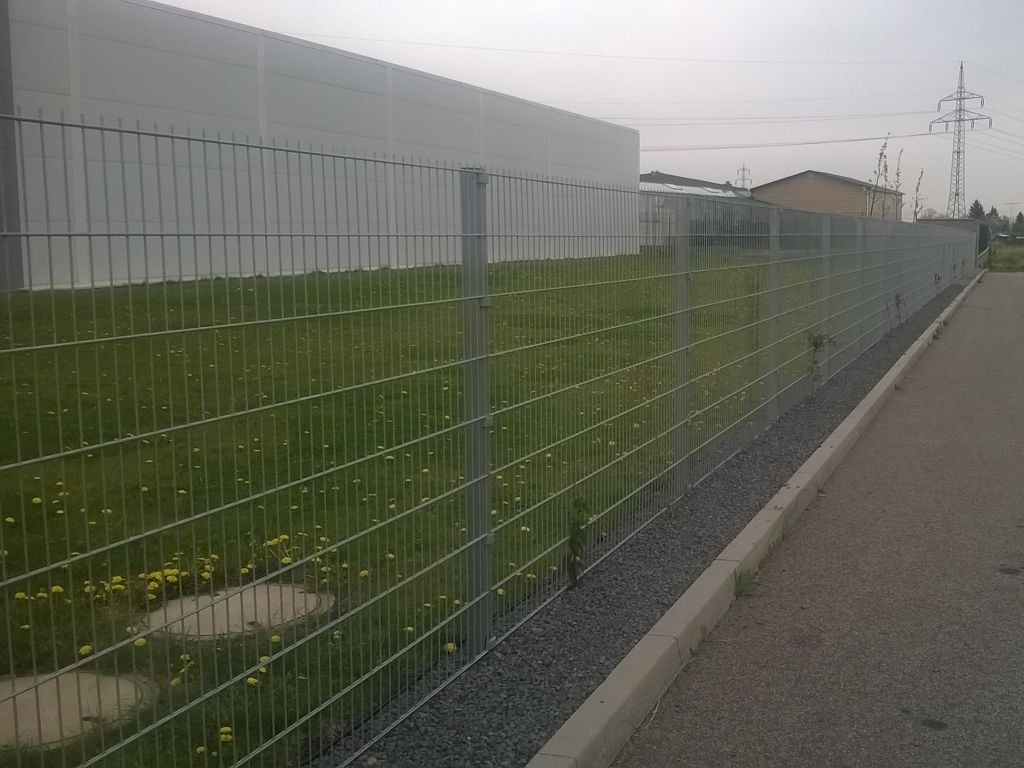 Moderní plot kolem areálu z pozinkovaných sítí
