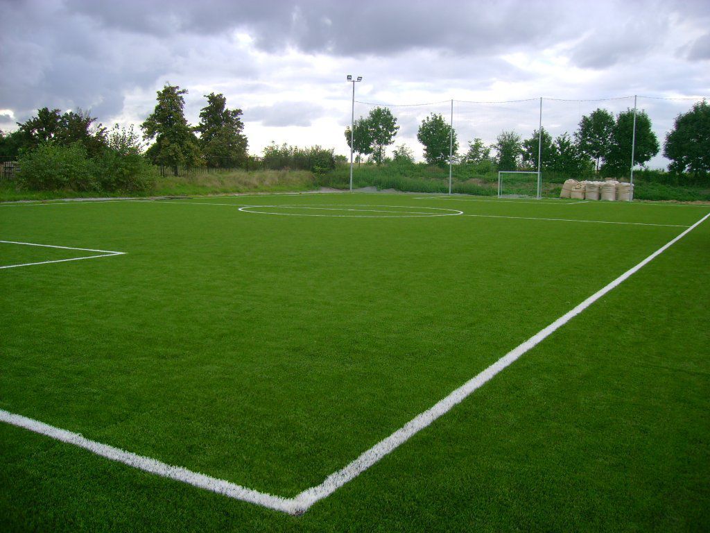 Umělý trávník na fotbalovém hřišti s trvalým lajnováním
