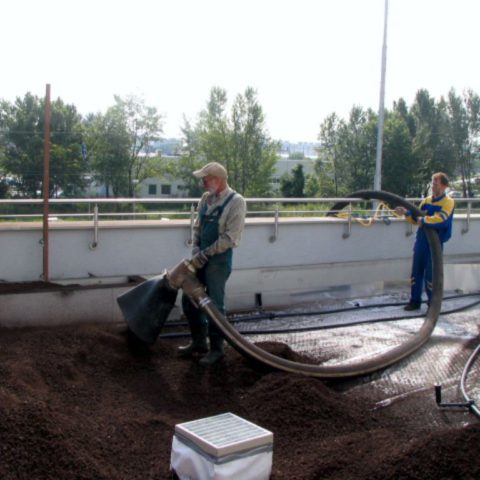 Doprava střešního substrátu na střechu garáží v Praze