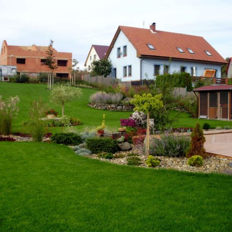Pohled na část zahrady, kde je vidět přechod mezi setým a kobercovým trávníkem