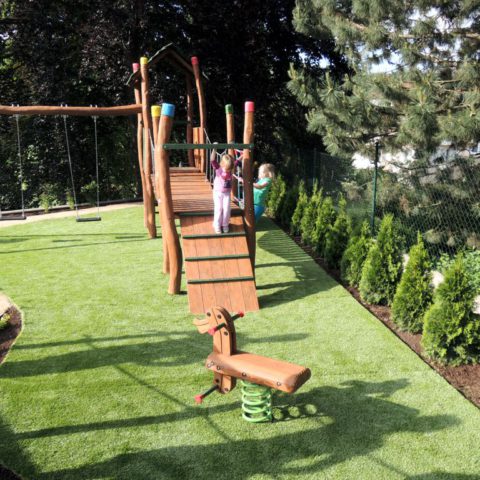 Dětské hřiště s umělým trávníkem na zahradě
