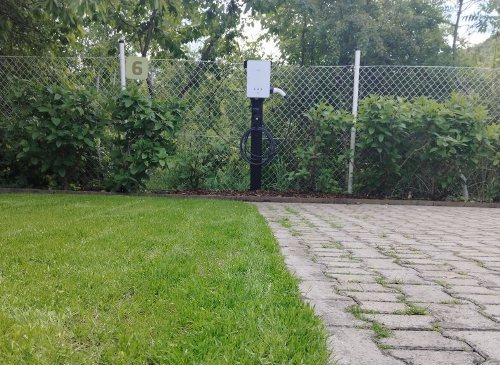 Nová nabíječka na elektromobily před naší firmou Zelené kolo